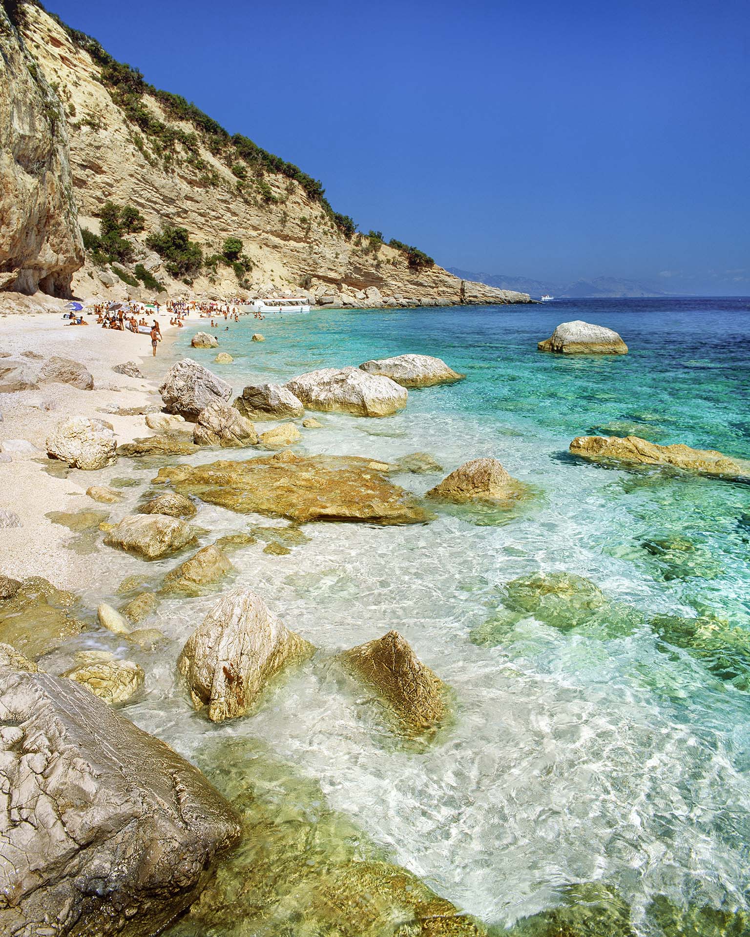 Cala dei Gabbiani: Un Sogno di Pietra e Cristallo nel Cuore del Golfo di Orosei