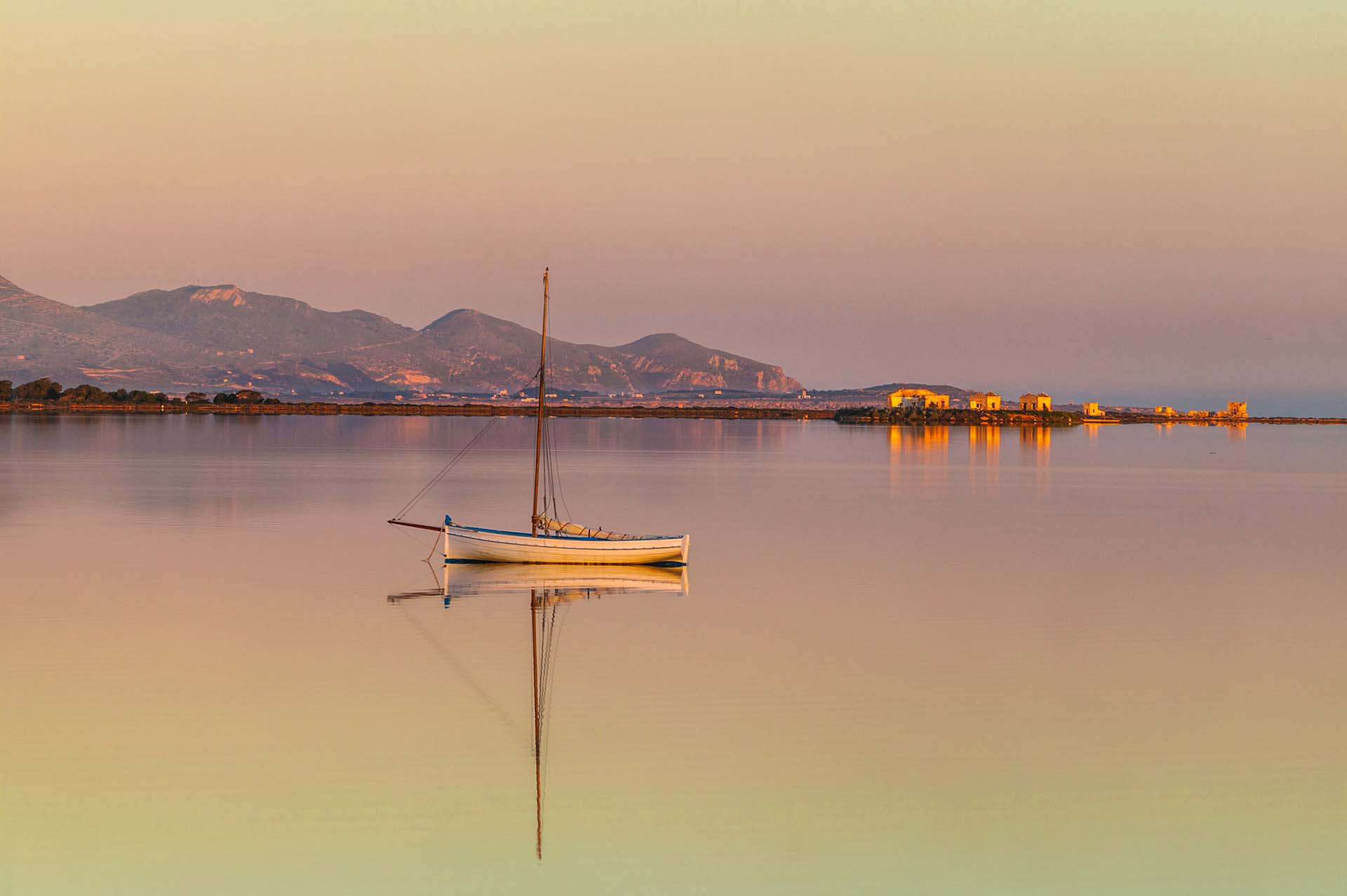SIM-732270 - DE7U5213 - L'isola di Mozia e lo Stagnone di Marsala con le isole Egadi sullo sfondo