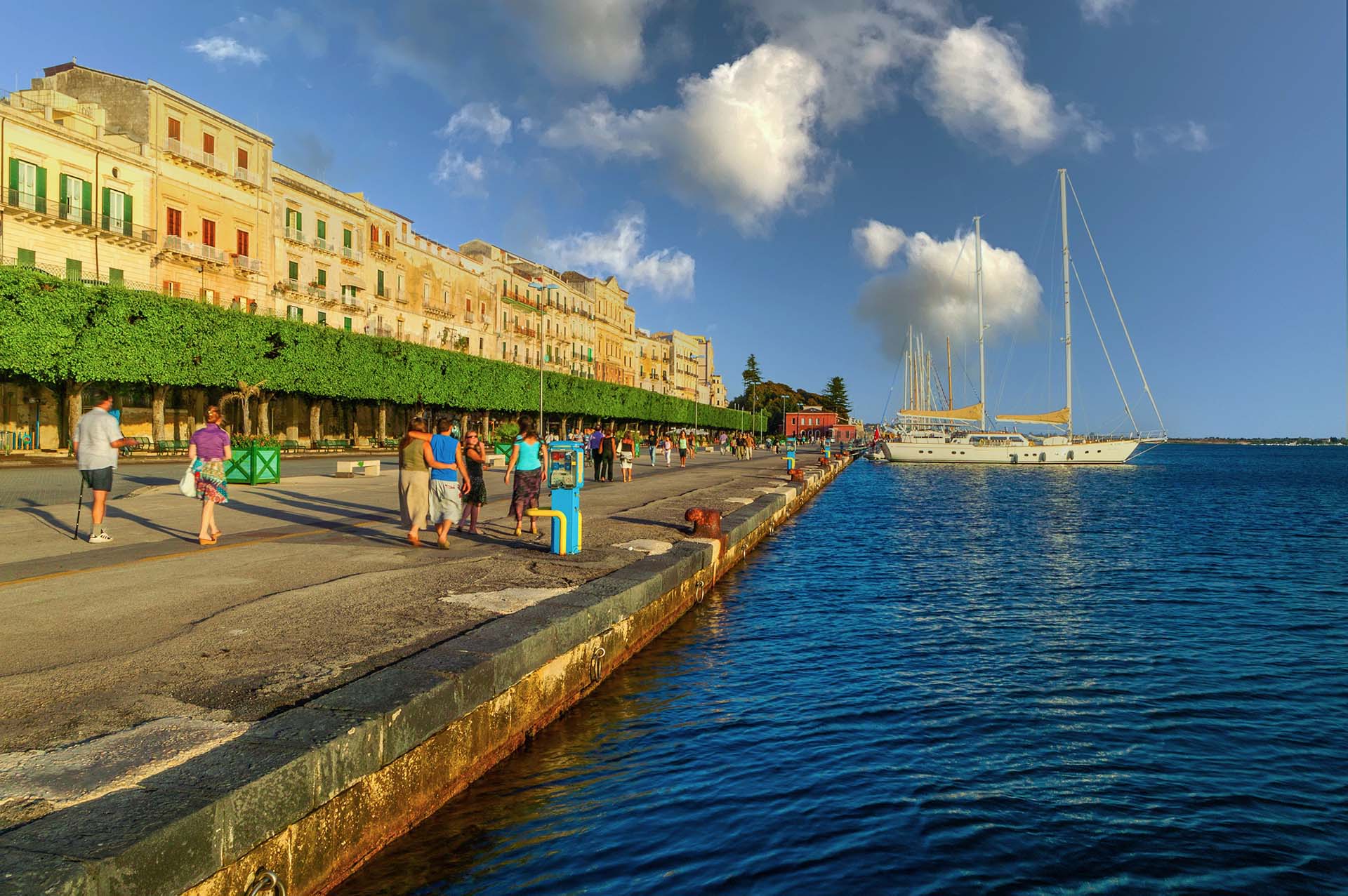 Passeggiata al Foro Vittorio Emanuele II sul lungomare di Ortigia