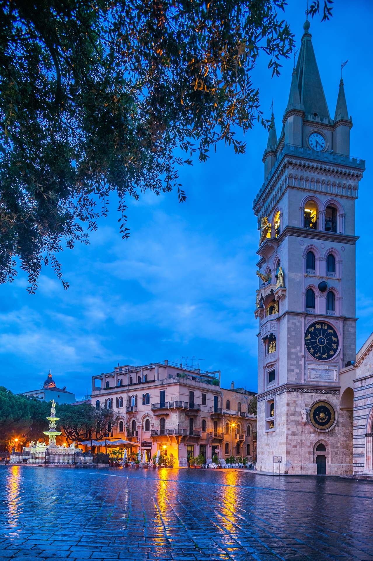 Messina, Piazza Duomo e la Torre Campanaria della Cattedrale di Santa Maria Assunta