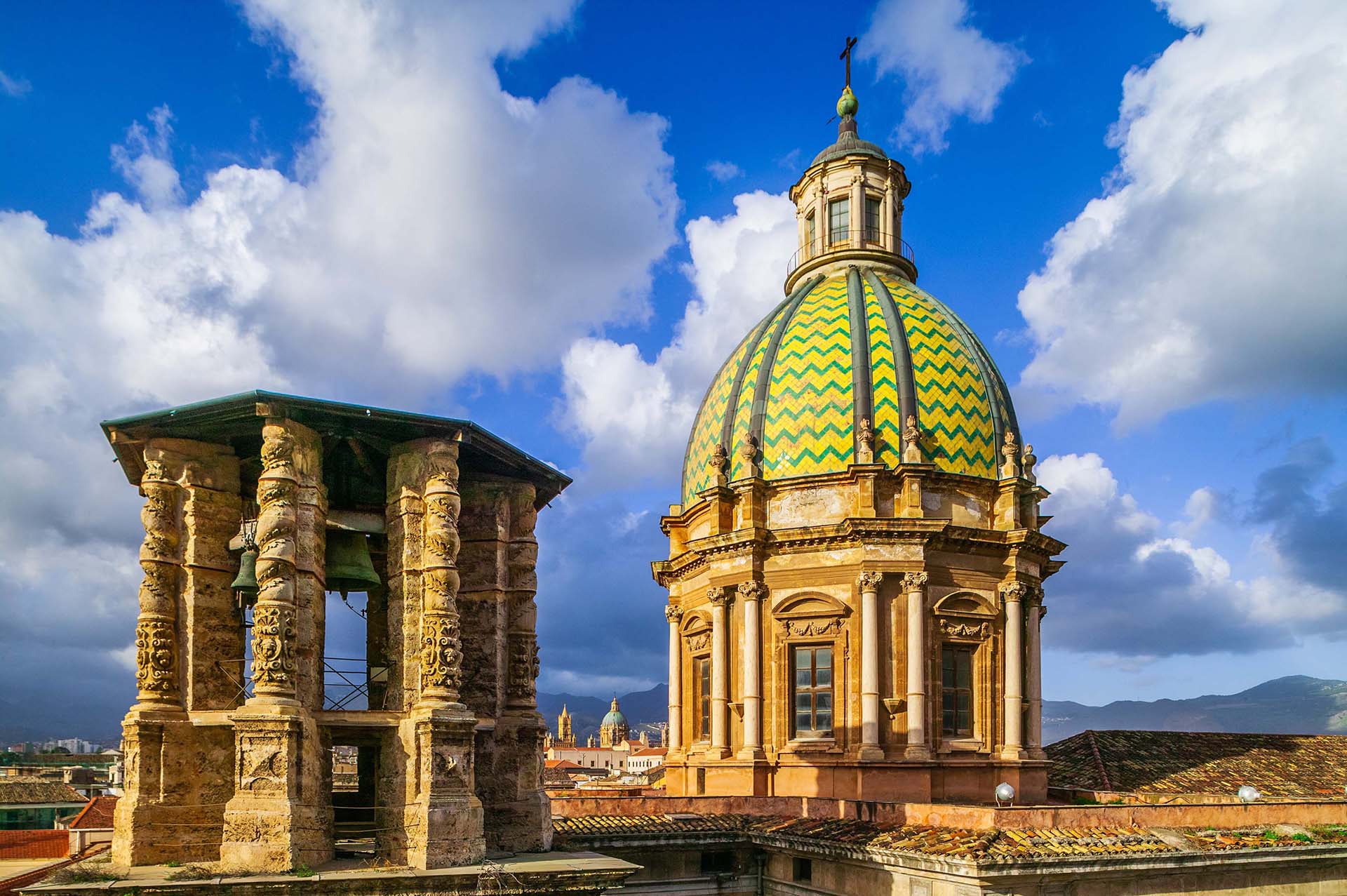 Il Campanile e la Cupola della Chiesa di San Giuseppe dei Padri Teatini, sullo sfondo le cupole del Duomo di Palermo