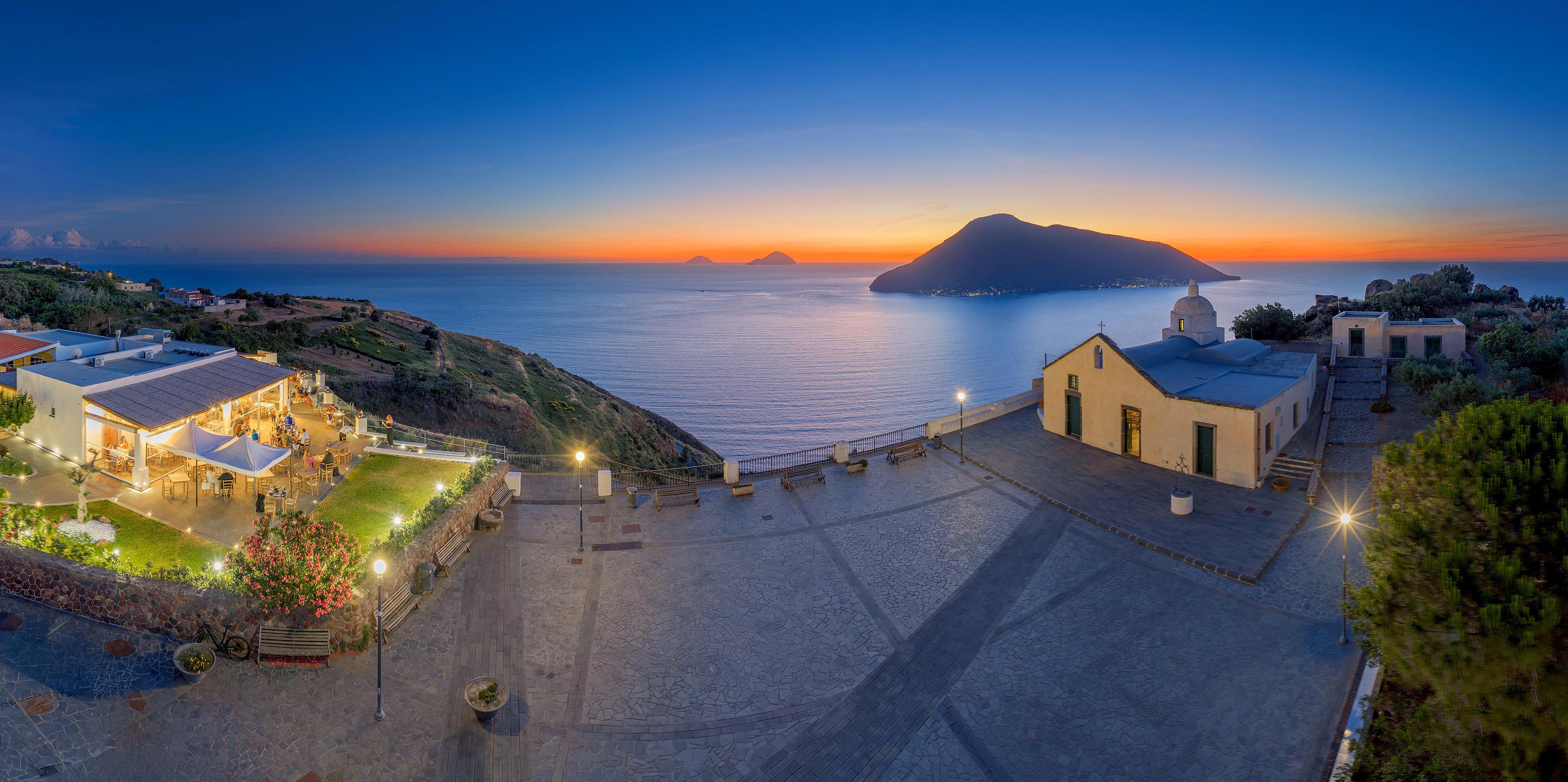 Tramonto a Lipari dalla Chiesa Vecchia di Quattropani - Foto di Nino Bartuccio