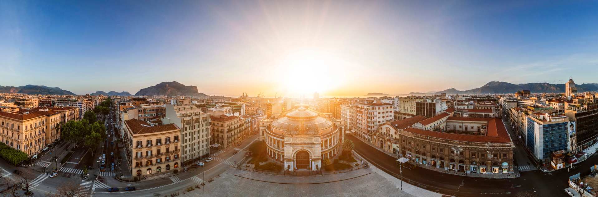 Alba su piazza Politeama a Palermo