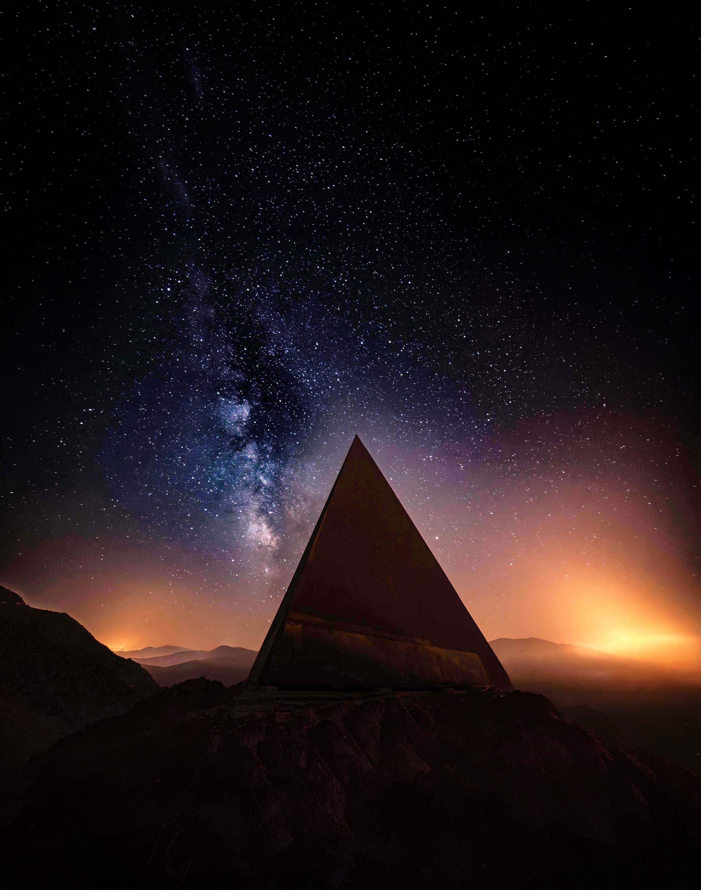 Piramide del 38° Parallelo: L’Incontro tra Arte Contemporanea e Via Lattea in Sicilia