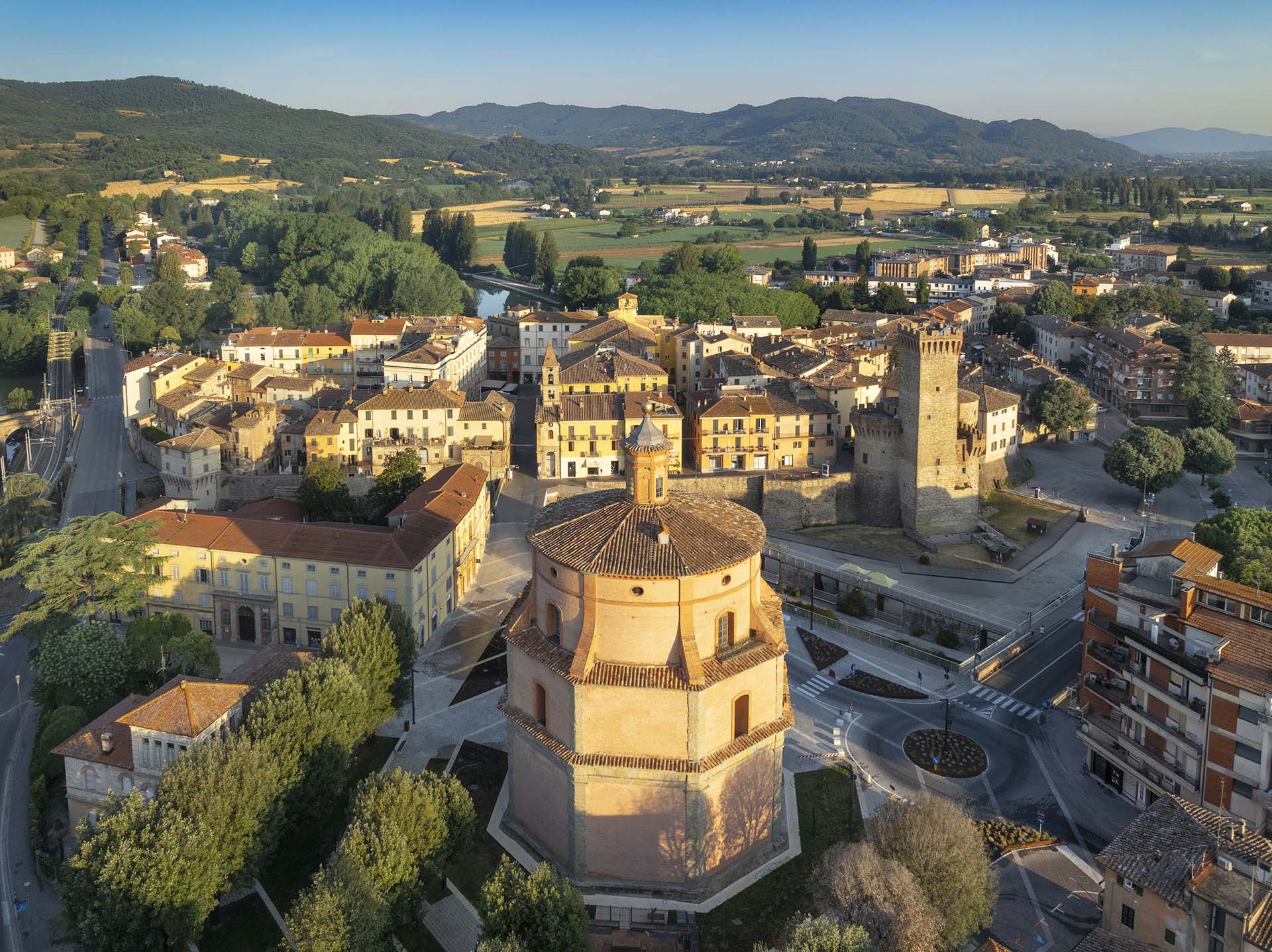 Il borgo di Umbertide in Valtiberina. In evidenza la Chiesa di Santa Maria della Reggia con pianta ottagonale