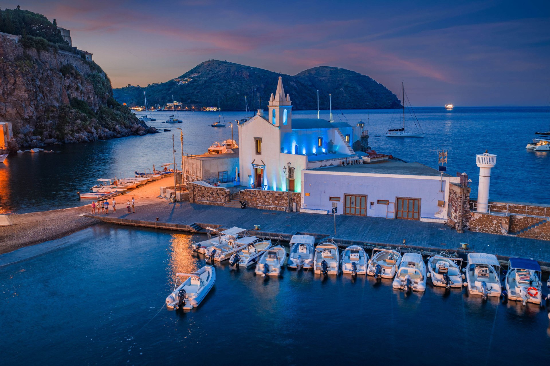 Scopri la bellezza di Marina Corta a Lipari e la suggestiva Chiesa delle Anime del Purgatorio.