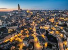 Guida turistica per visitare Matera all'alba: scopri i punti panoramici migliori, cosa vedere nei Sassi al mattino e consigli pratici di viaggio.