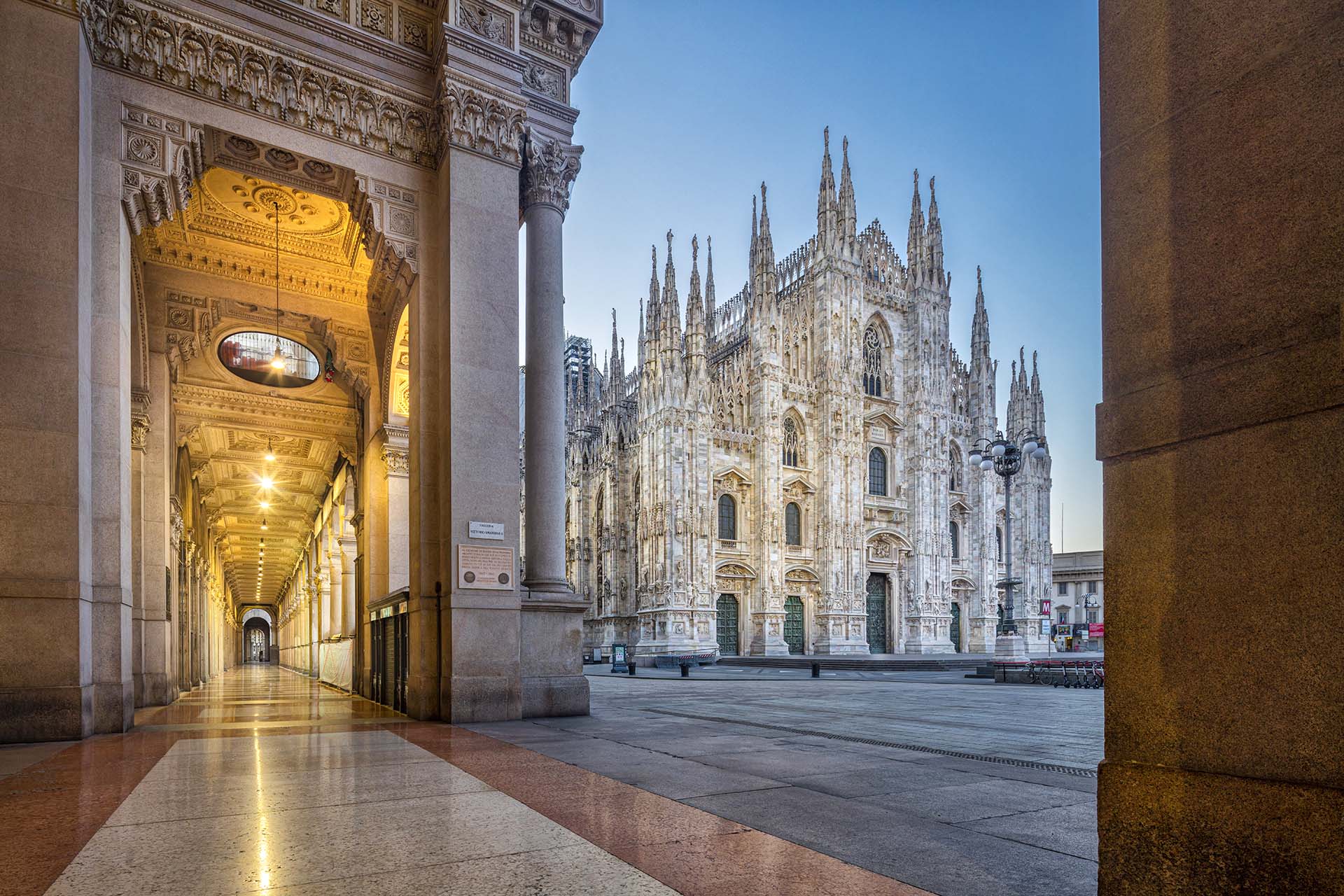 Il Duomo di Milano e i portici della sua Piazza.