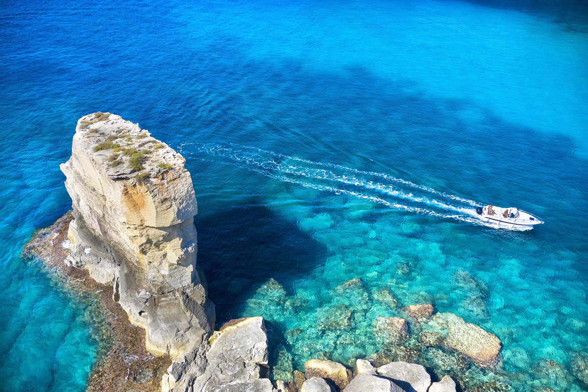 In barca nella baia di Porto Miggiano a Santa Cesarea Terme.