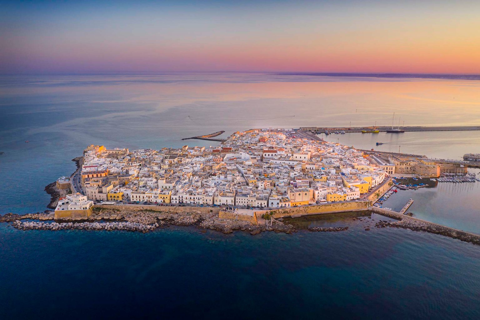 La penisola con il centro storico di Gallipoli in Salento.
