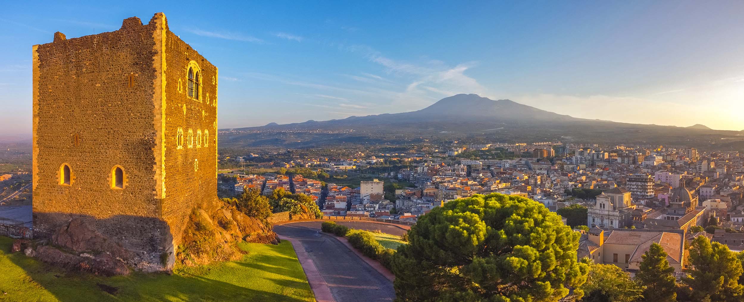 SIM-1093545 - Un abbraccio di storia e natura, la Torre Normanna di Paternò sorveglia l'Etna
