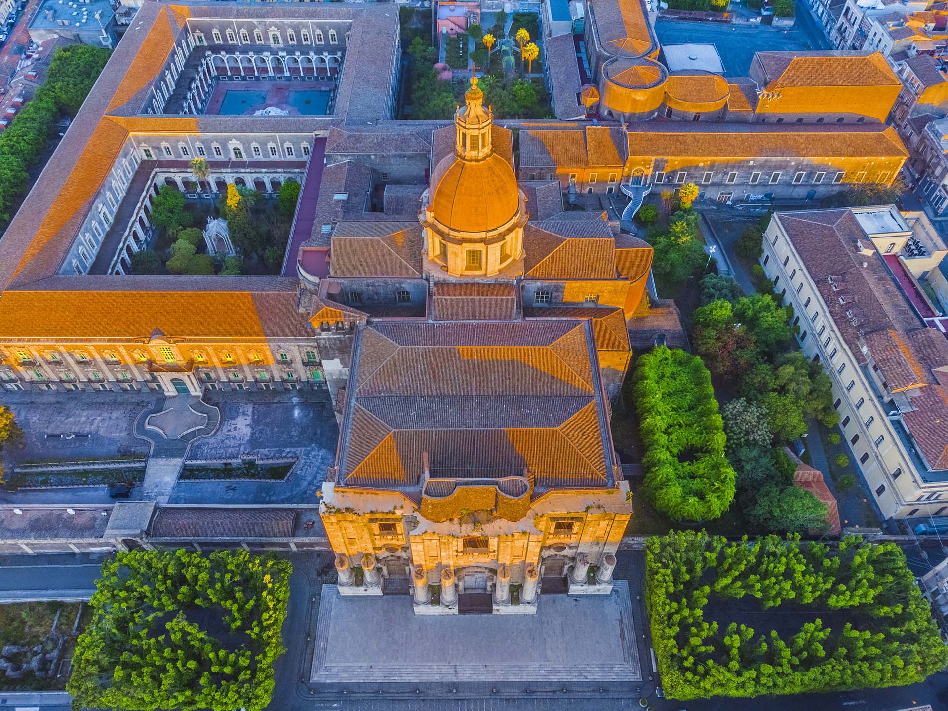 SIM-1149790 - Catania dall'alto - La monumentale chiesa di San Nicolò l'Arena e il monastero dei Benedettini