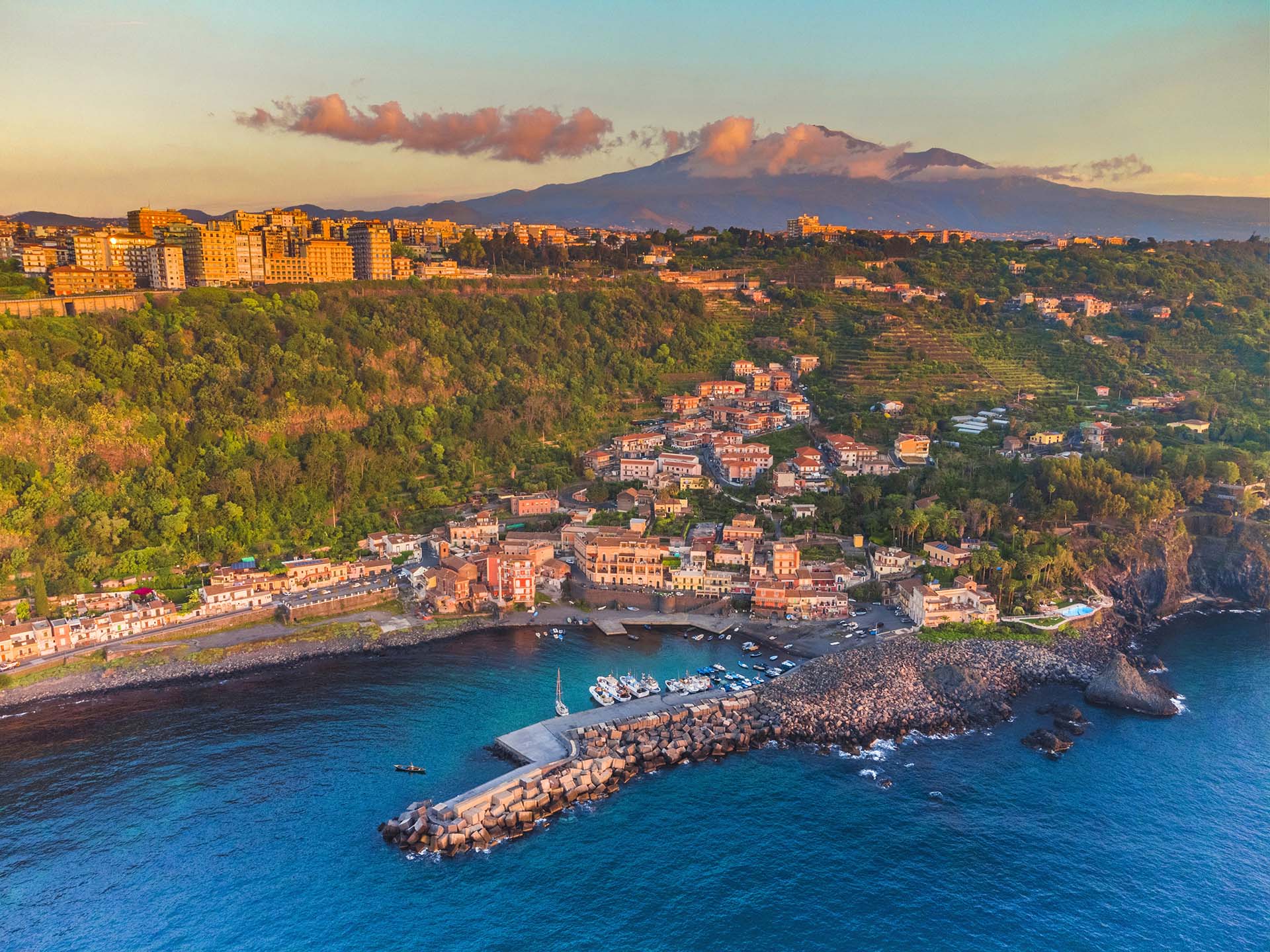 Il borgo marinaro di Santa Maria la Scala sotto la Timpa di Acireale e l’Etna