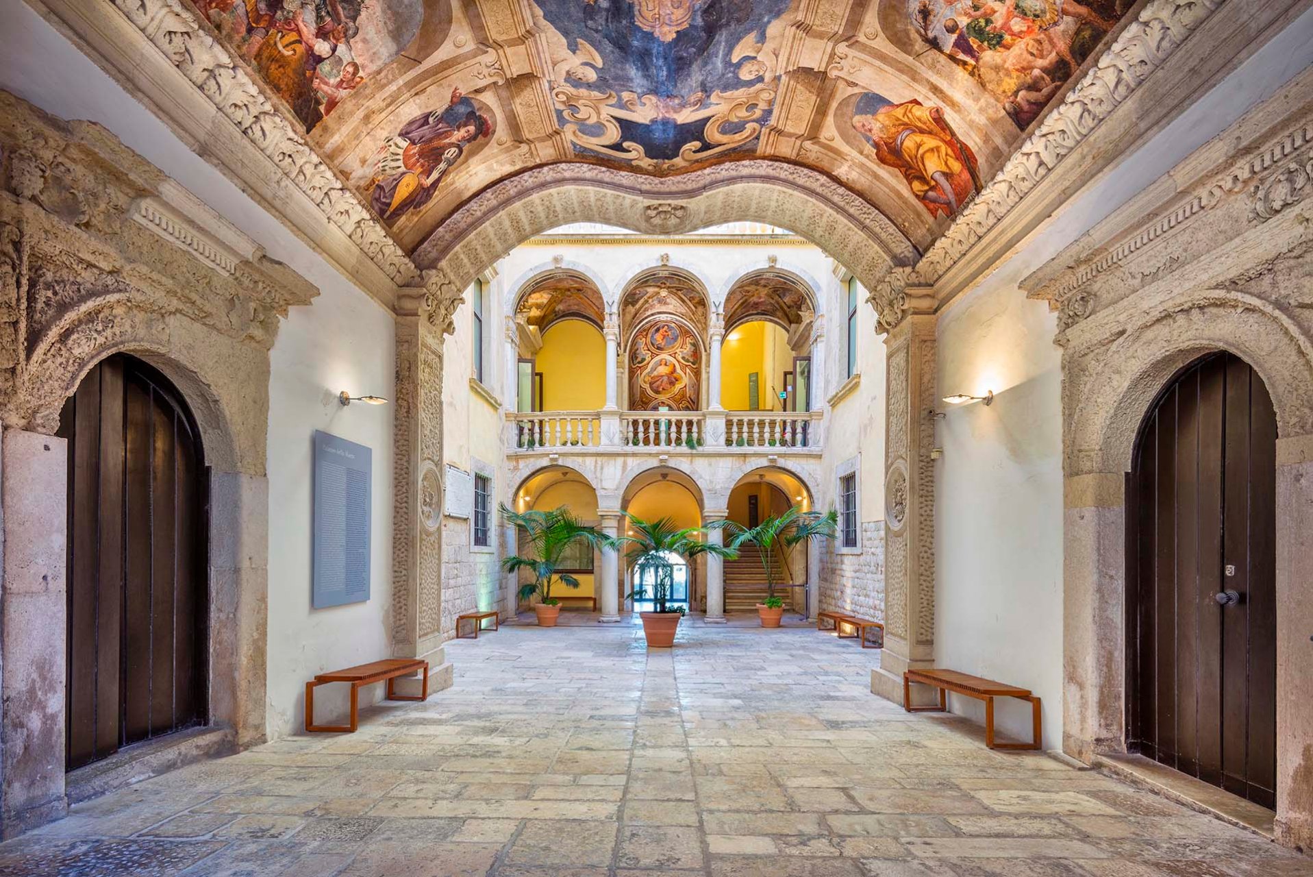 Il cortile interno del Palazzo della Marra a Barletta che ospita la Pinacoteca Giuseppe De Nittis.