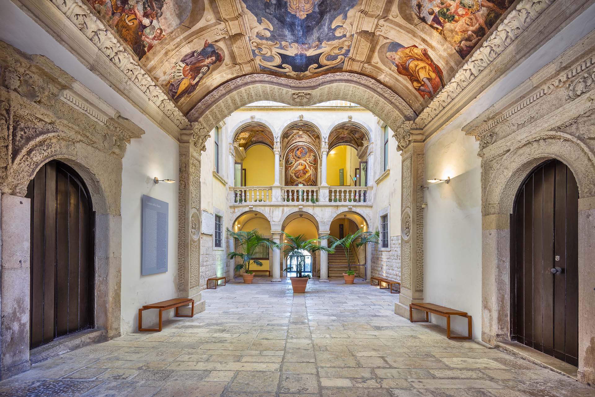 Il respiro del tempo: incanto nel cortile interno di Palazzo della Marra a Barletta.