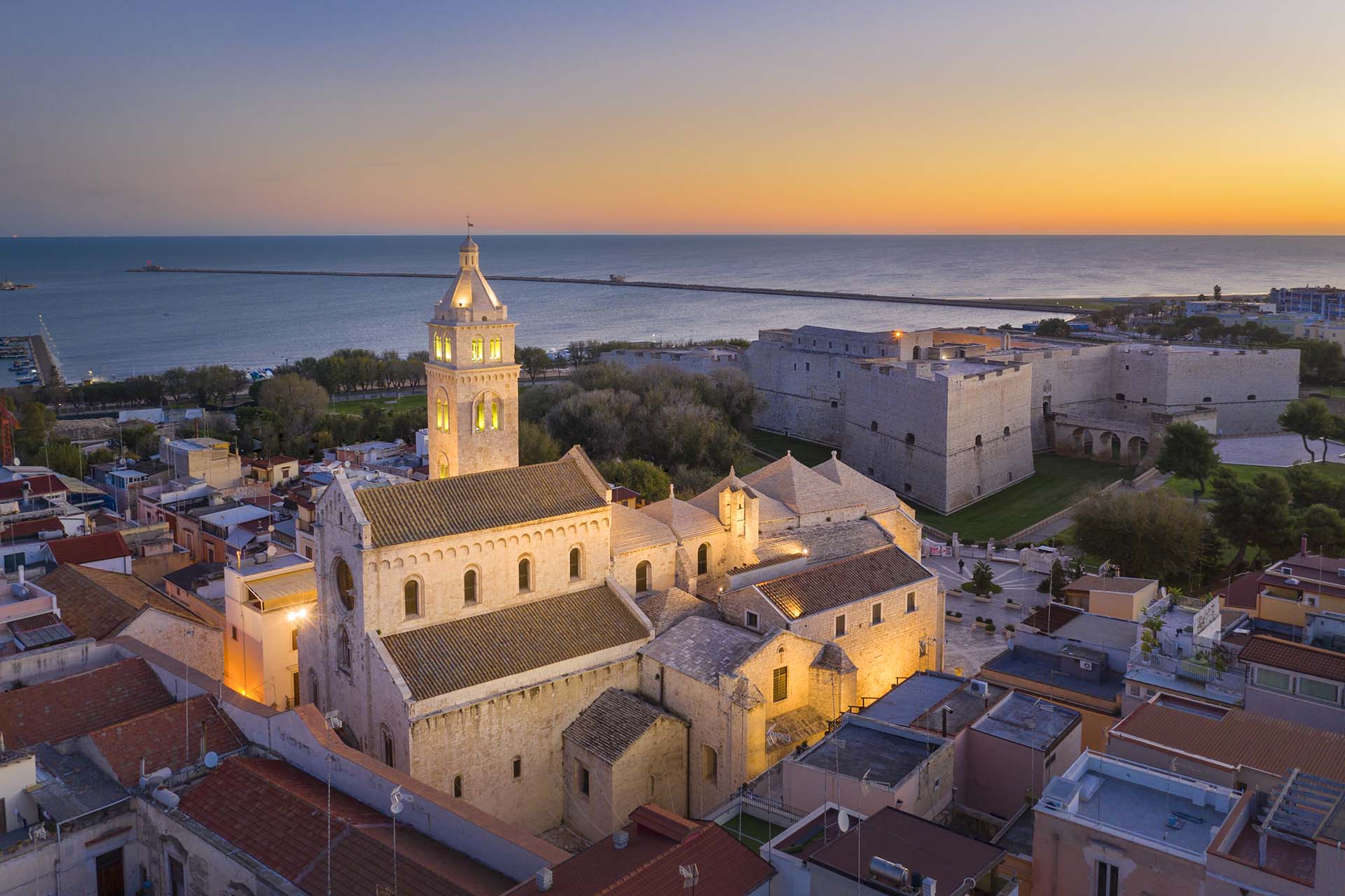 La Basilica Concattedrale di Santa Maria Maggiore e il Castello Svevo di Barletta.