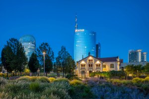 Il parco urbano della Biblioteca degli Alberi e la Torre Unicredit.