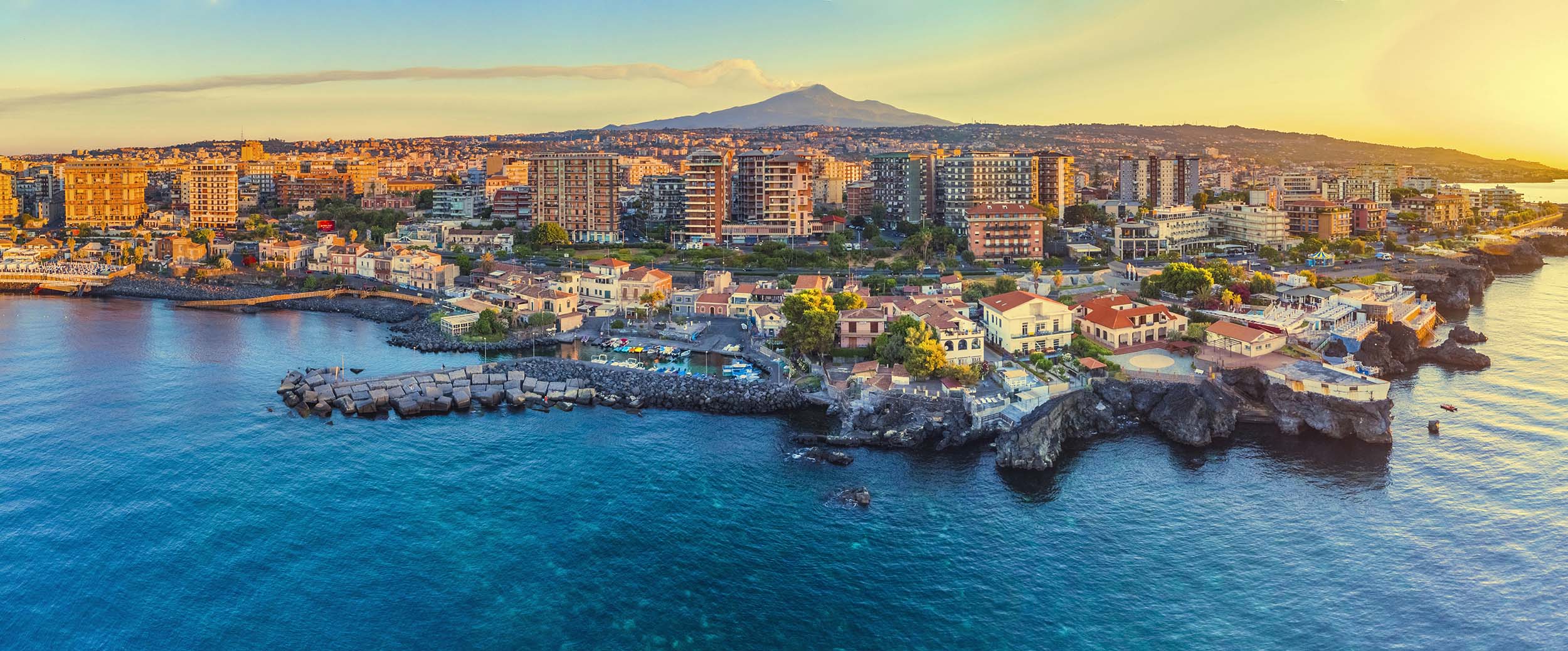 SIM-1247354 - Veduta panoramica di San Giovanni Li Cuti sul lungomare di Catania con lo sfondo dell'Etna