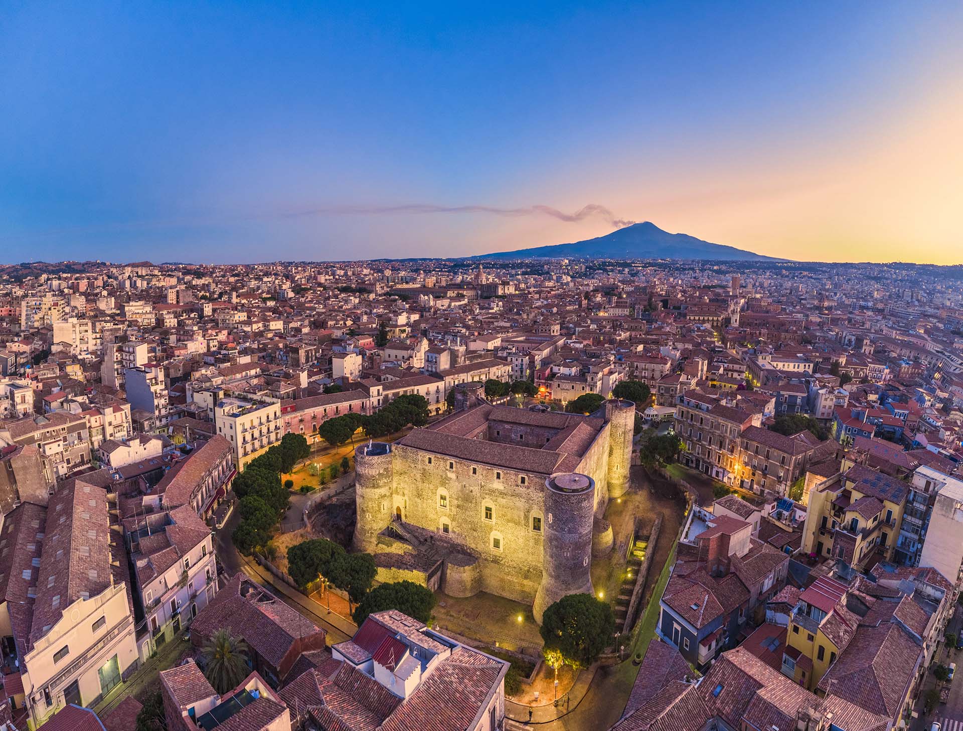 SIM-1247374 - Catania, il Castello Ursino di Piazza Federico di Svevia con l'Etna sullo sfondo