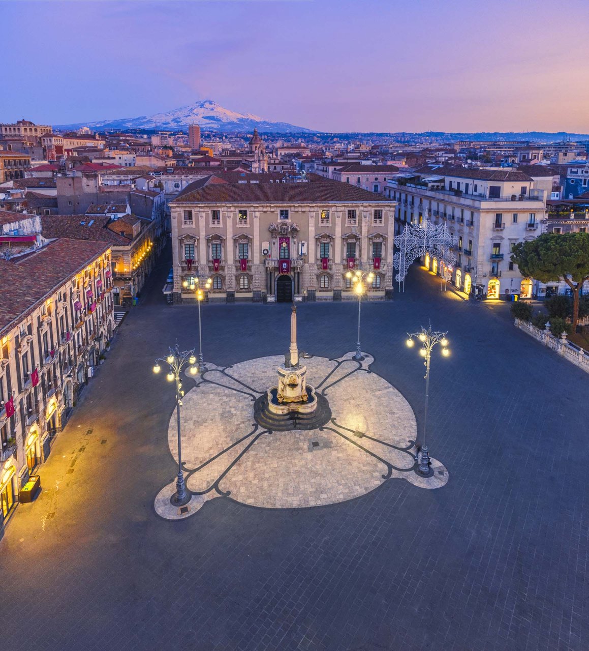 SIM-1289933 - Catania, veduta aerea di Piazza del Duomo con la fontana dell'Elefante e l'Etna