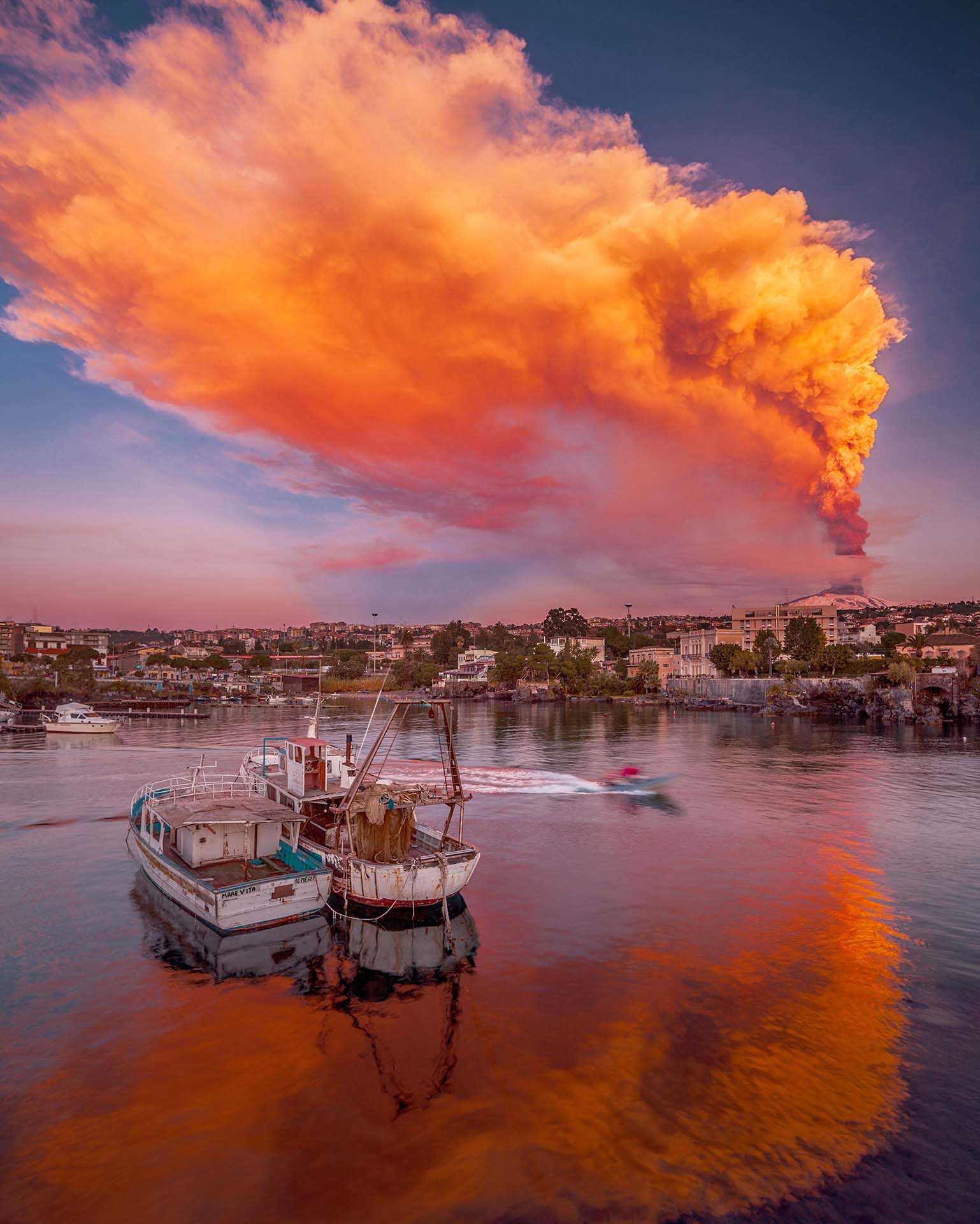 SIM-403823 - Il riflesso dell'Etna in eruzione nel mare del porto di Ognina
