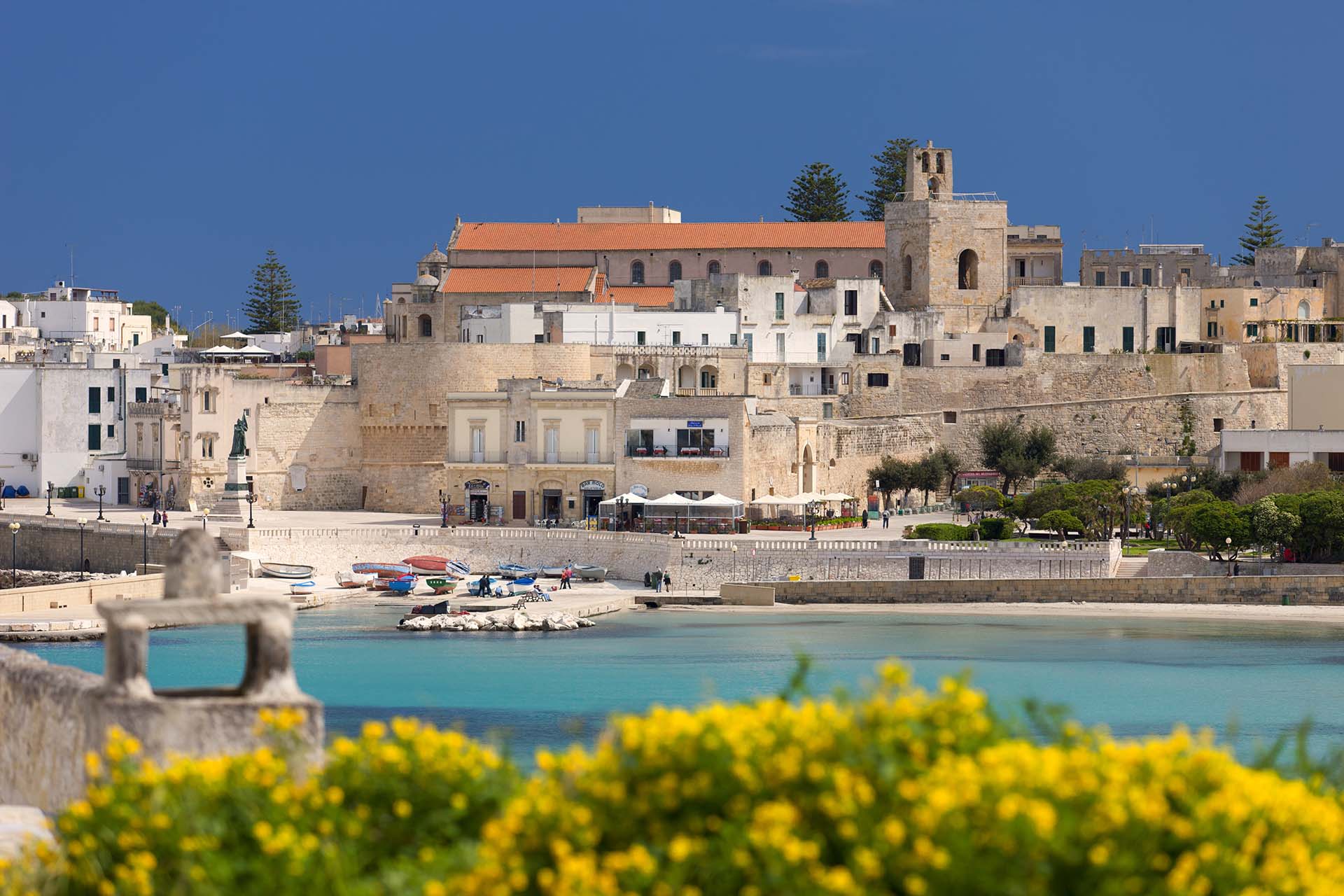 Il porto e il centro storico di Otranto, in Puglia. Dominante sullo sfondo è la Cattedrale, famosa per il suo mosaico pavimentale del XII secolo.