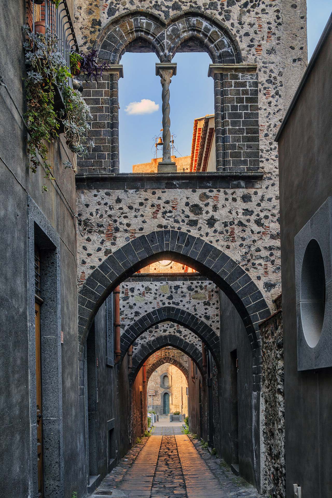 SIM-415203 - Il Fascino Medievale di Via degli Archi a Randazzo