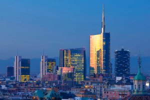 Lo skyline di Milano con la Torre Unicredit