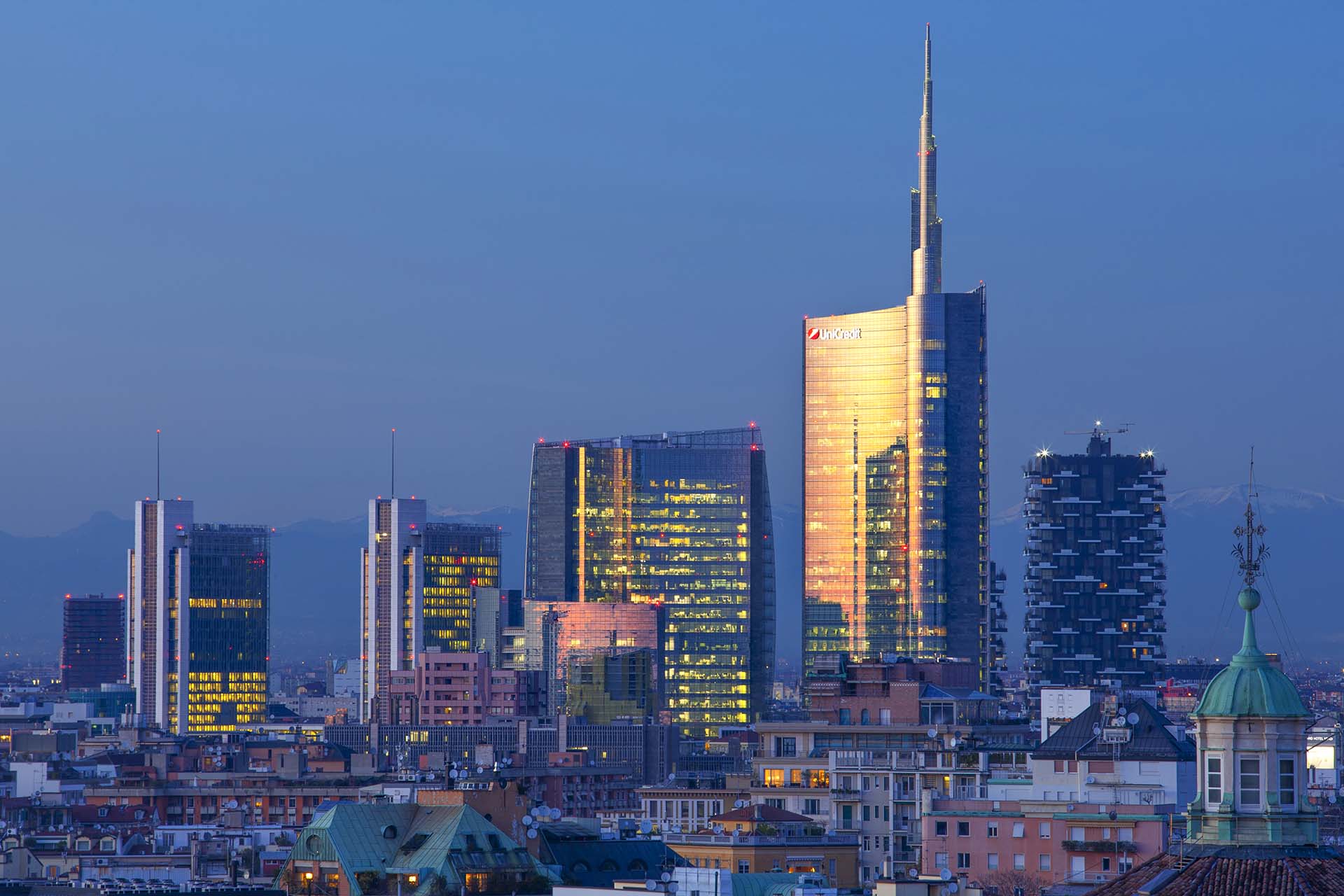 Lo skyline di Milano con la Torre Unicredit