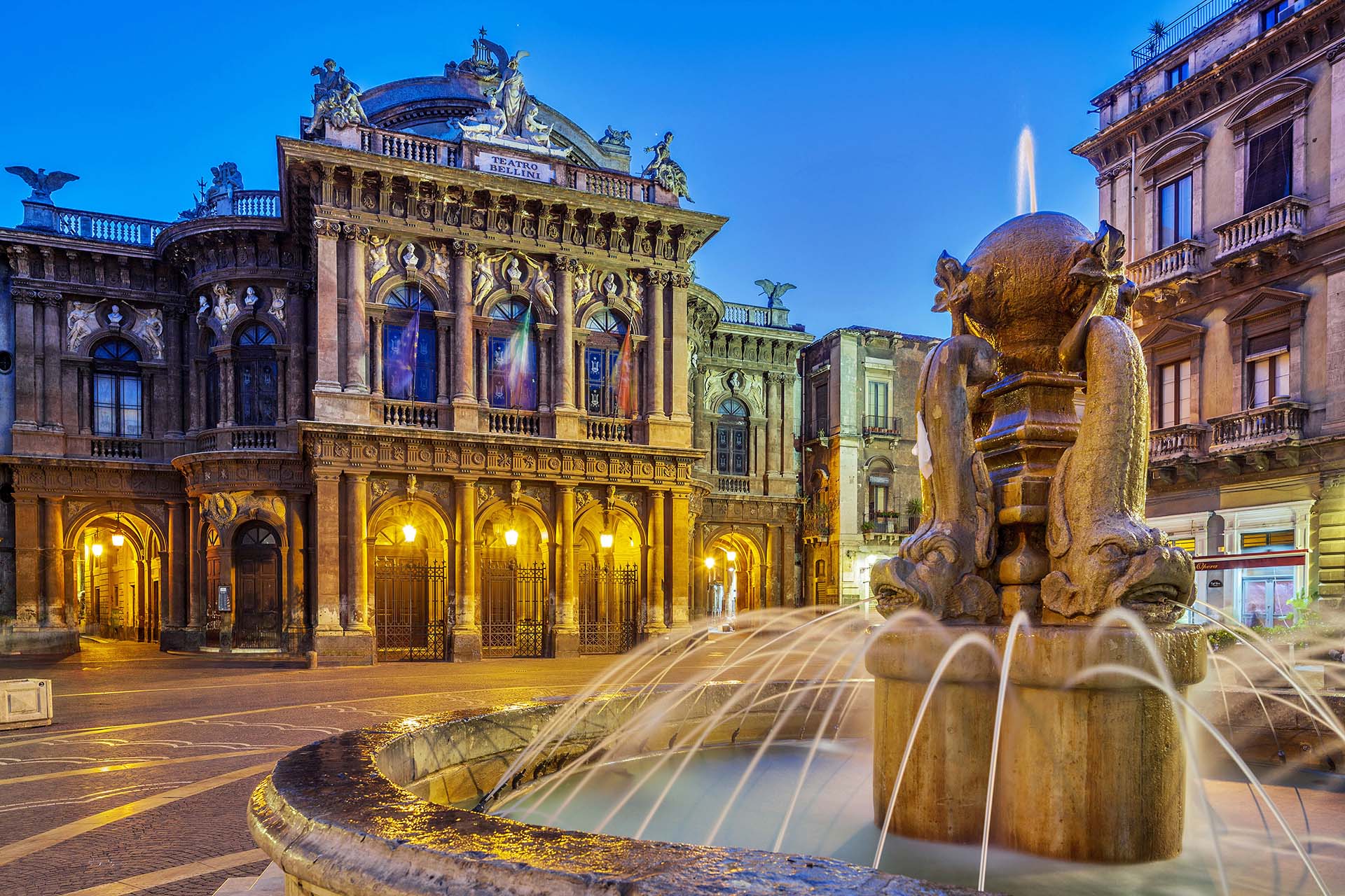 SIM-465529 - La Fontana dei Delfini e il Teatro Massimo Bellini a Catania