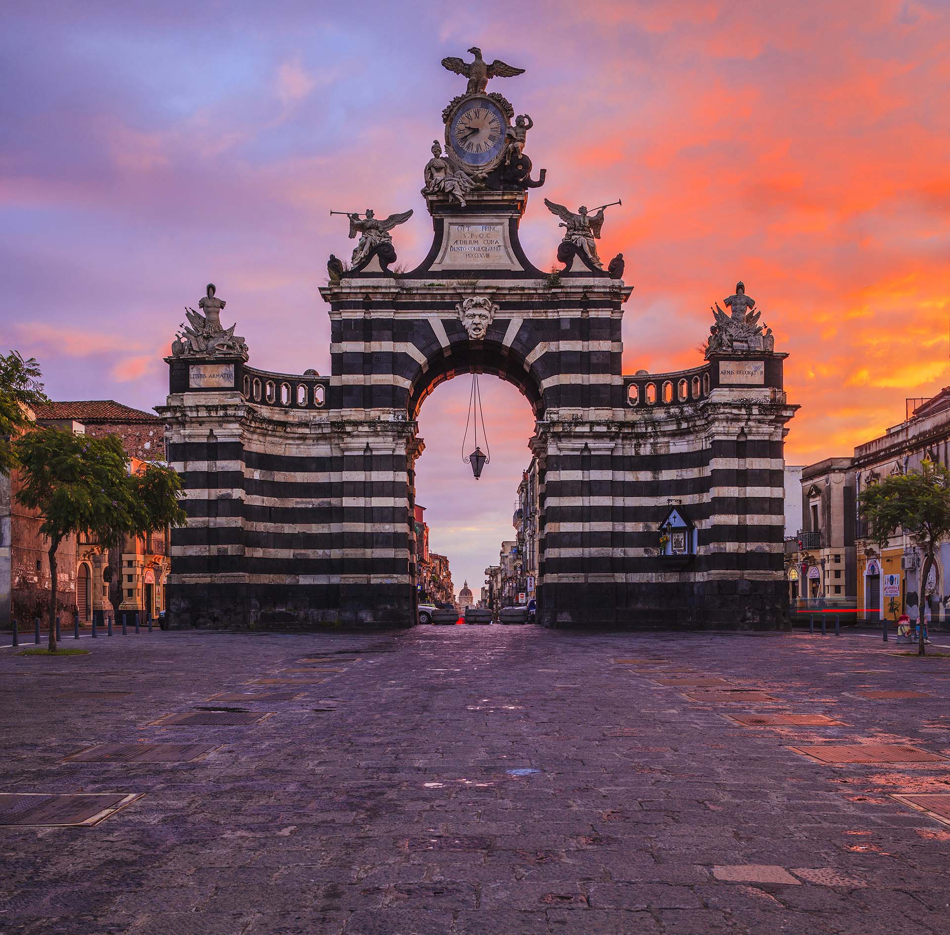 Porta Garibaldi a Catania, il monumentale arco tra storia borbonica e fascino lavico