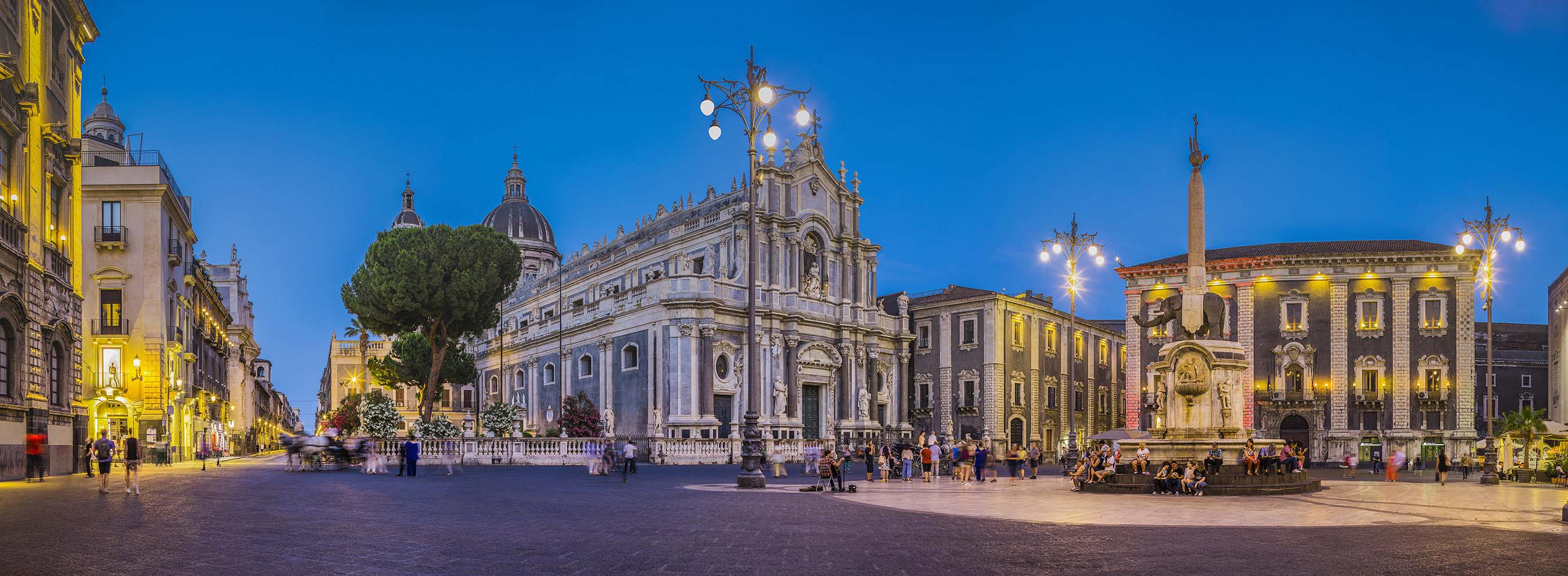 La movida catanese nel salotto barocco di Piazza Duomo