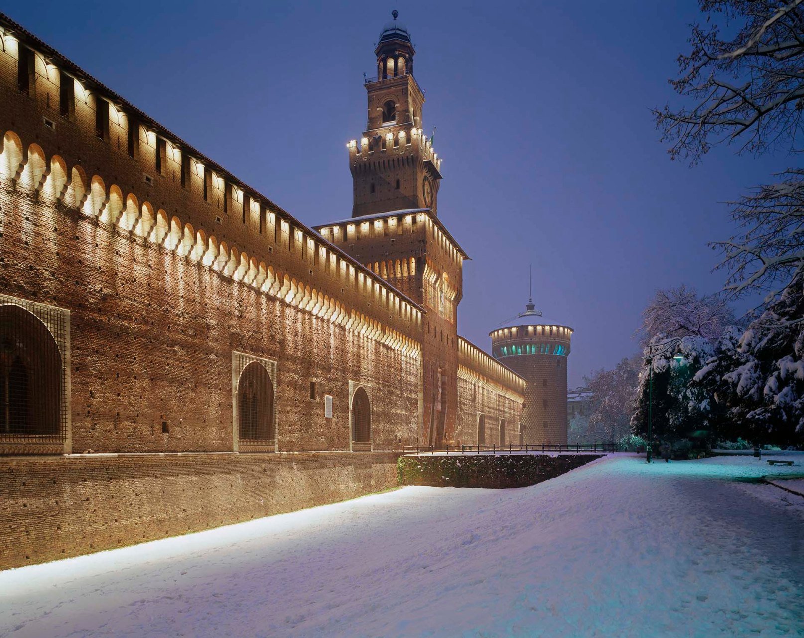 Castello Sforzesco di Milano sotto la neve.