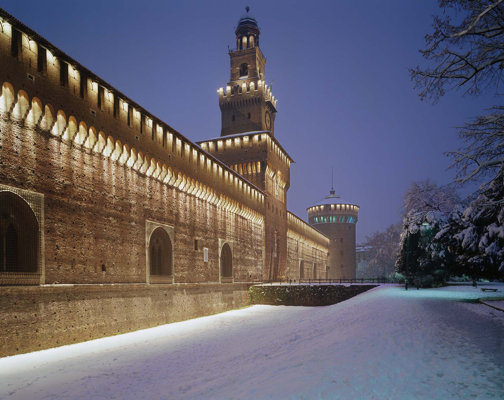 Castello Sforzesco di Milano sotto la neve.