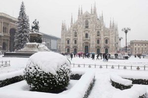 La cattedrale e Piazza Duomo a Milano sotto un manto di neve.