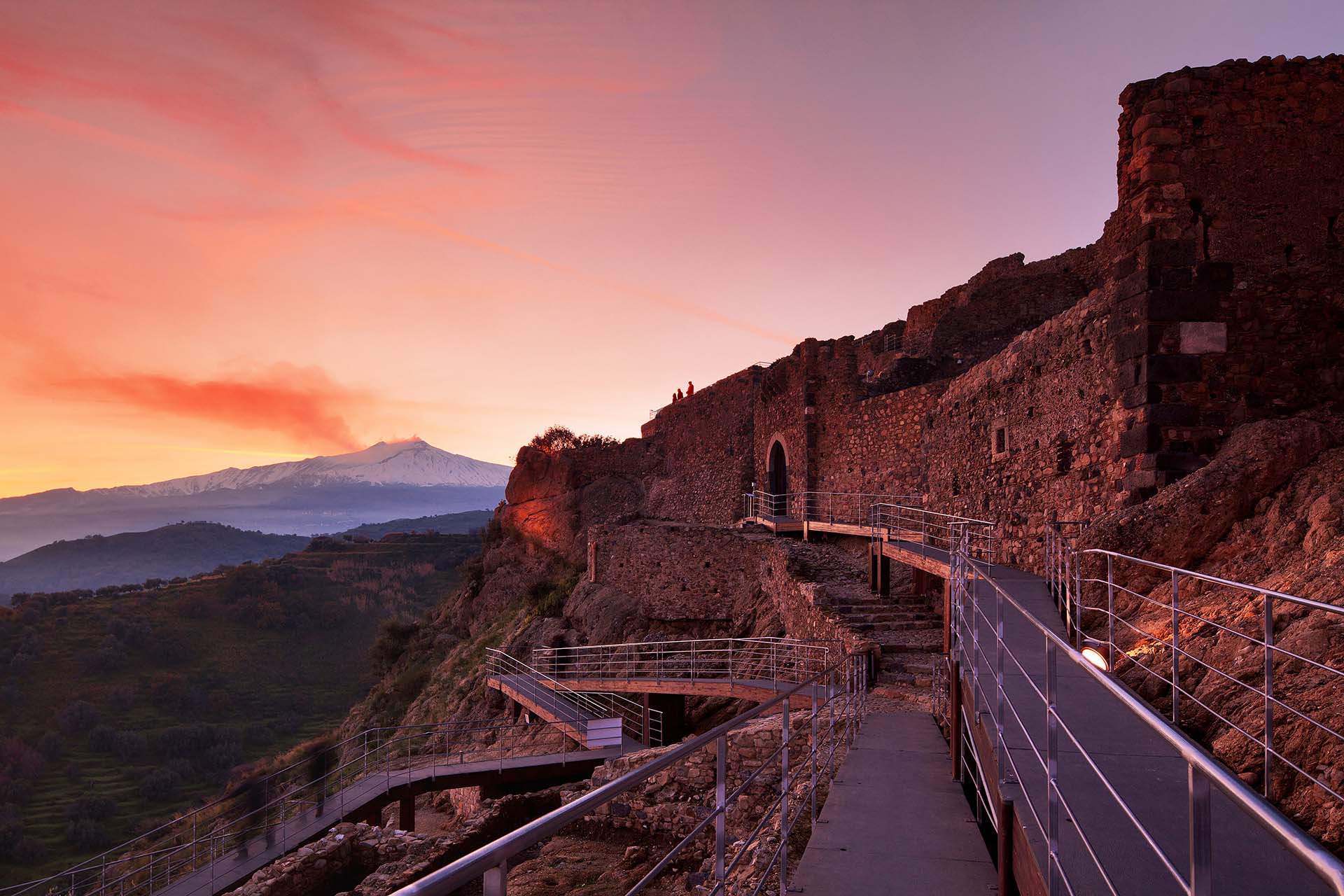 Il Castello di Calatabiano e la valle dell’Alcantara dominati dall’Etna