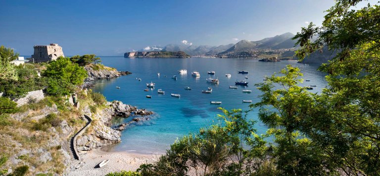 La baia di San Nicola Arcella, con la Torre Crawford e l'isola di Dino.