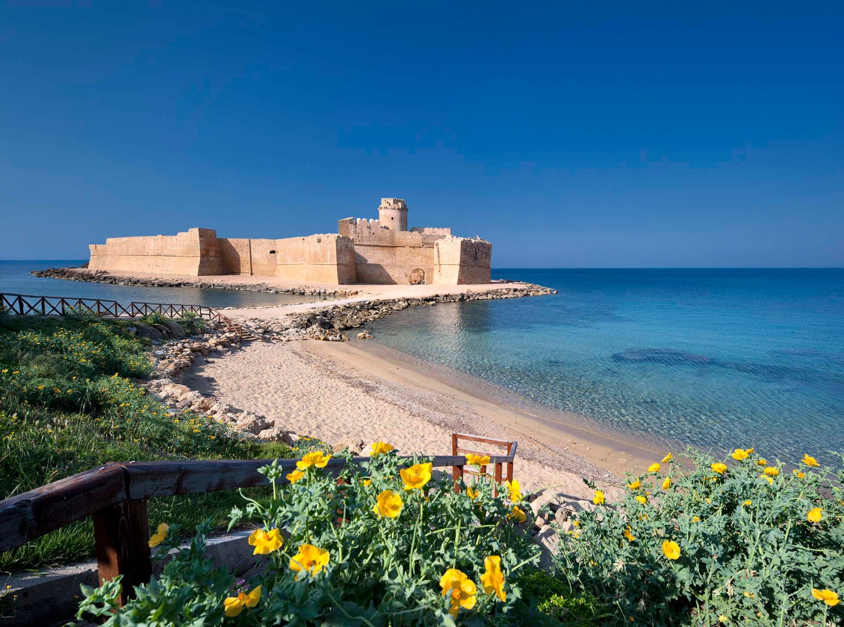 Il mare e la spiaggia davanti alla Fortezza di Le Castella, Isola di Capo Rizzuto.