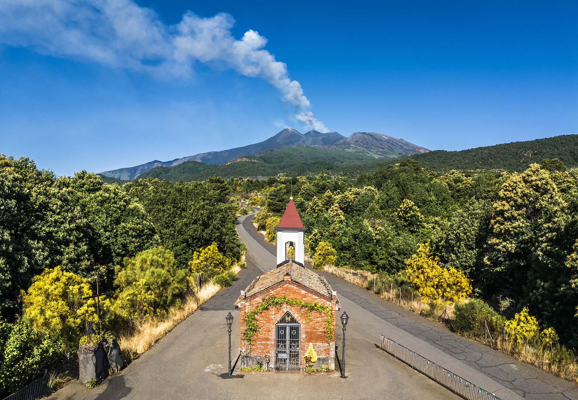 DJI_0731-Pano - La chiesetta Magazzeni sotto il respiro del vulcano Etna Sotto il respiro dell'Etna, contrada Magazzeni e la sua chiesetta della memoria