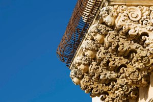 Particolare di un balcone di Palazzo Nicolaci di Villadorata a Noto.
