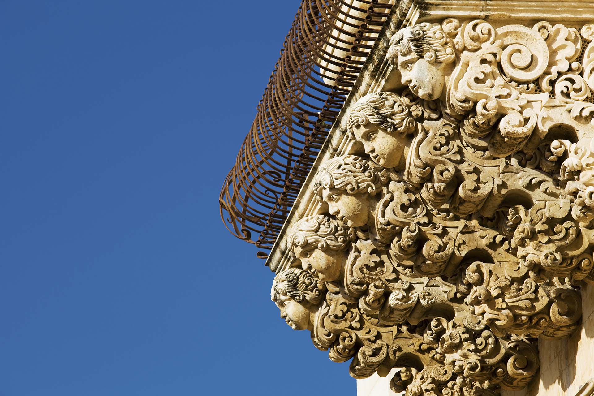 Particolare di un balcone di Palazzo Nicolaci di Villadorata a Noto.