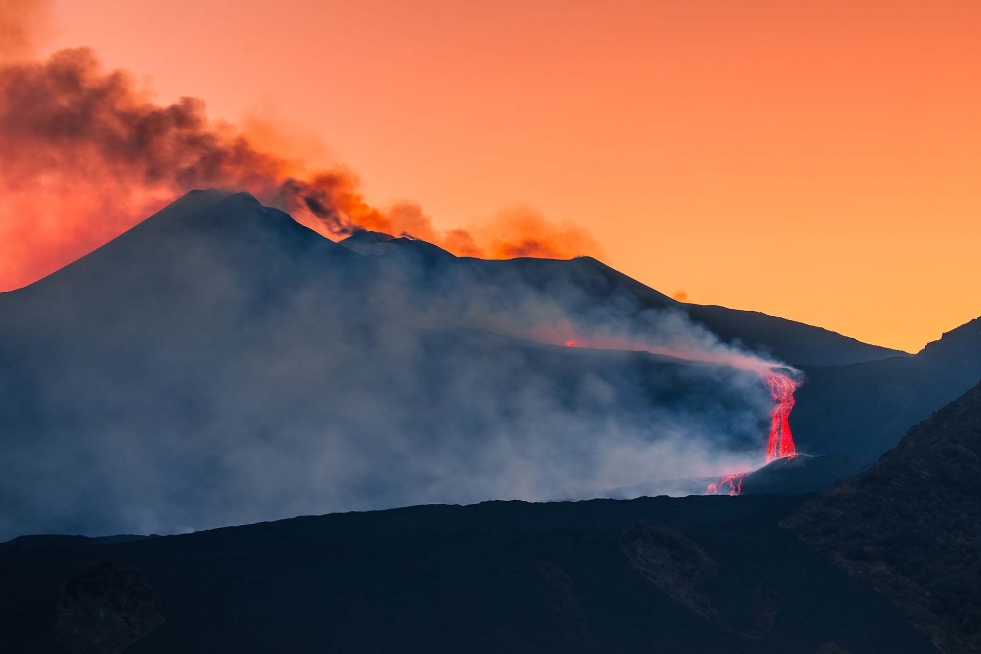 Etna, sinfonia di fuoco e vapori al tramonto nella Valle del Bove