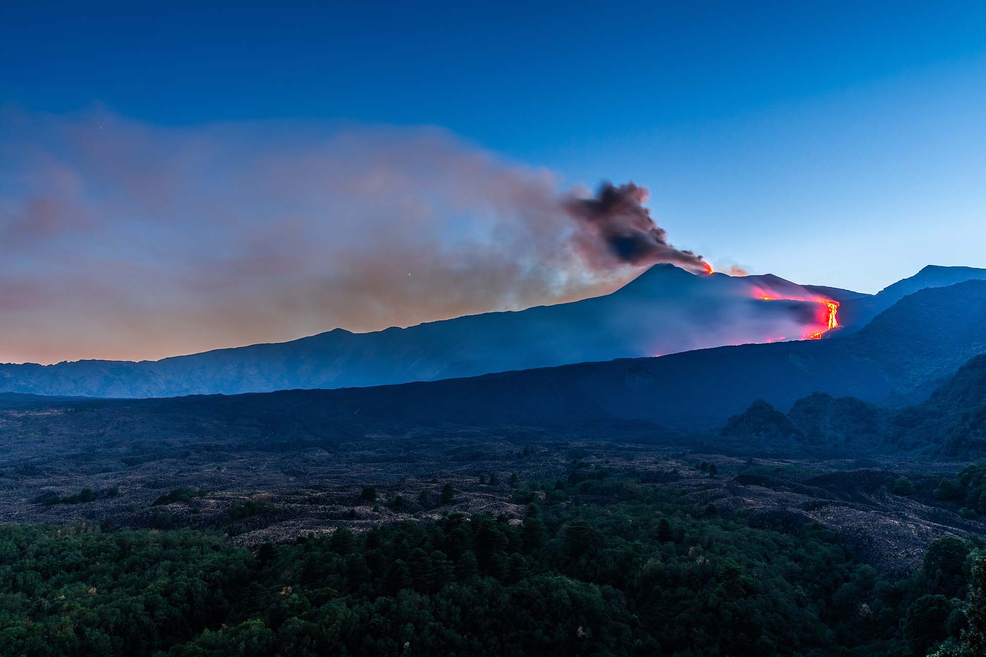 Eruzione dell’Etna con la colata lavica verso la Valle del Bove