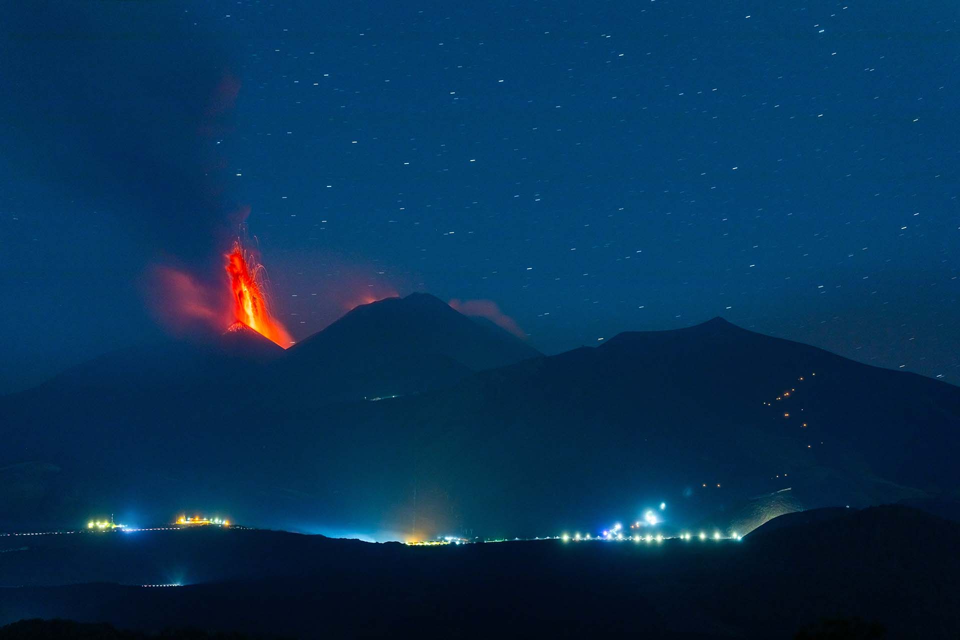 SAFF0499-HDR - Etna Sud, la fiaccolata di San Lorenzo sotto il fuoco dei crateri sommita