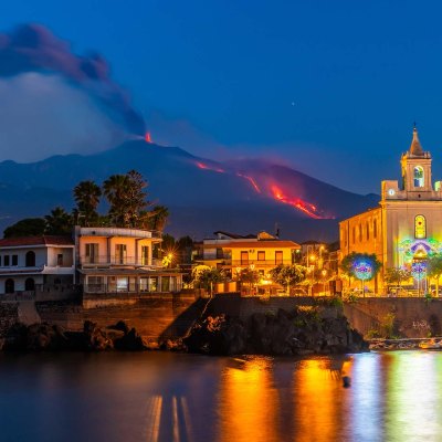 SAFF0580-HDR - L'Etna in eruzione e il suo fiume di lava visti dal porticciolo e dalla Chiesa di San Giovanni Nepomuceno a Stazzo