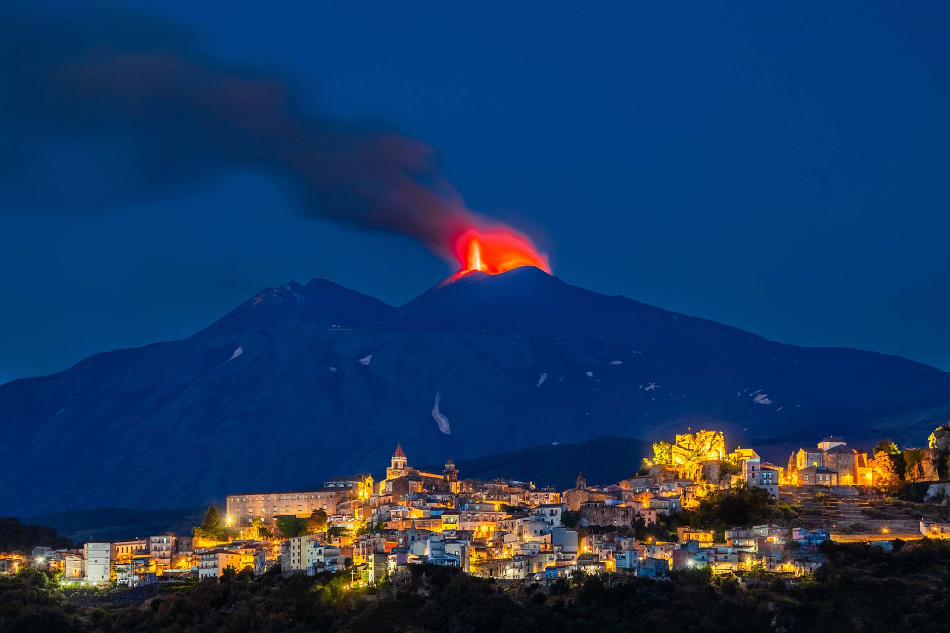 SAFF9534-HDR-2 - Luci e fuoco su Castiglione di Sicilia sotto l'Etna in eruzione
