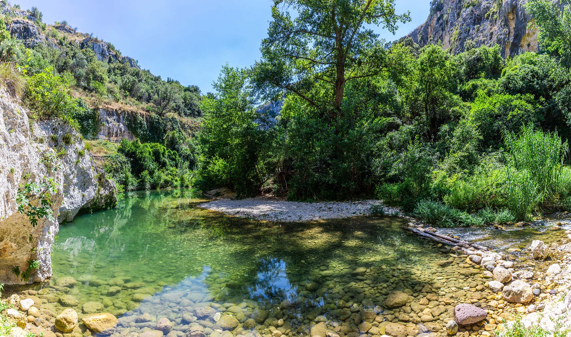 Il fiume Anapo incontra la Necropoli di Pantalica, un’oasi di natura e storia