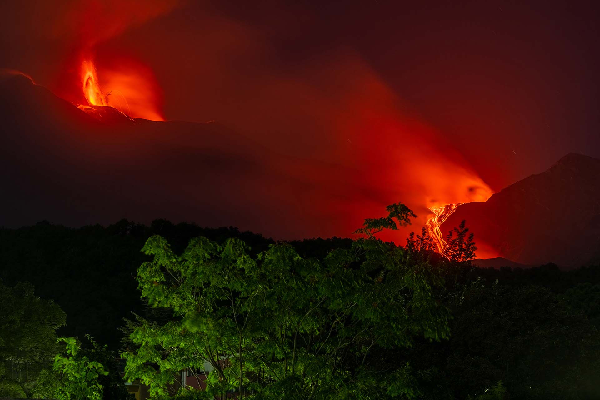 Etna in eruzione – Fontane di lava e colate sopra i boschi di Caselle