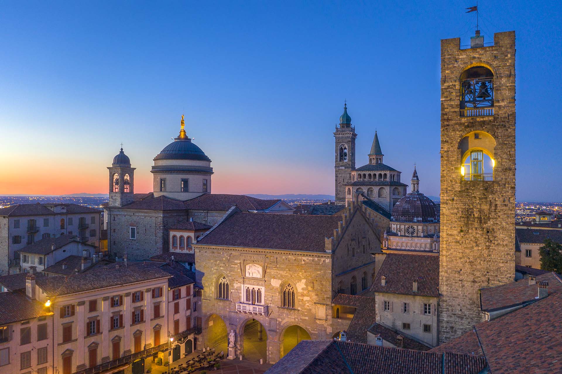 Il centro di Bergamo Alta visto dall'alto, con il Campanone in primo piano a destra, al centro il Palazzo della Ragione e, a seguire, le cupole della Cappella Colleoni e della Cattedrale di Sant'Alessandro.