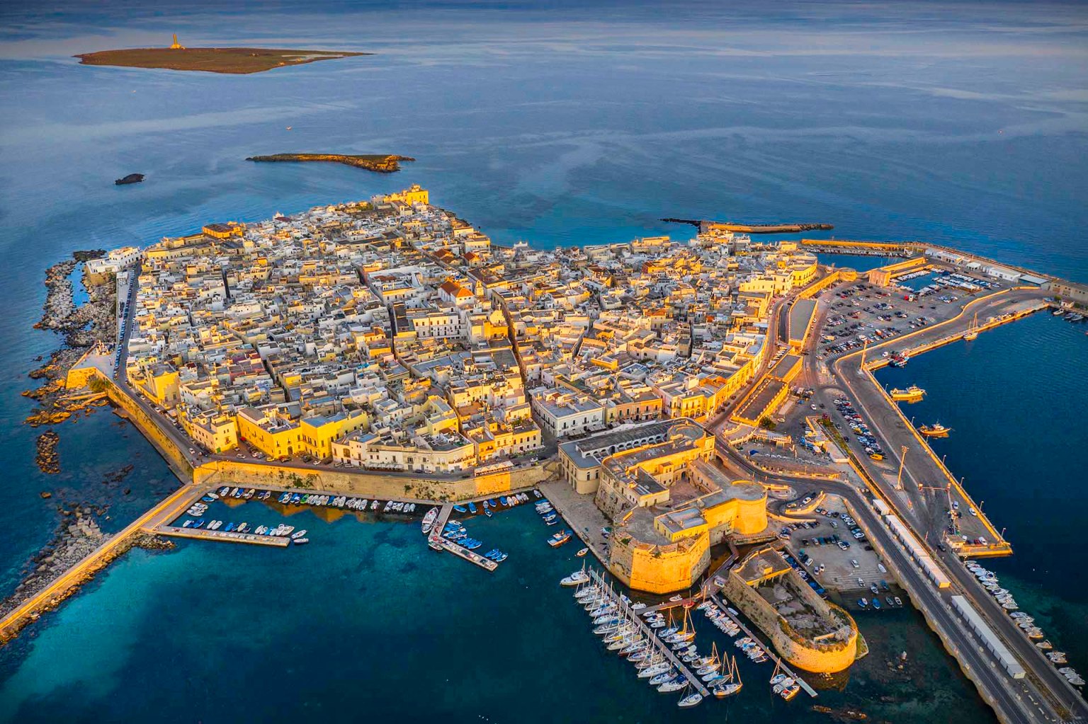 La penisola con il centro storico di Gallipoli in Salento.